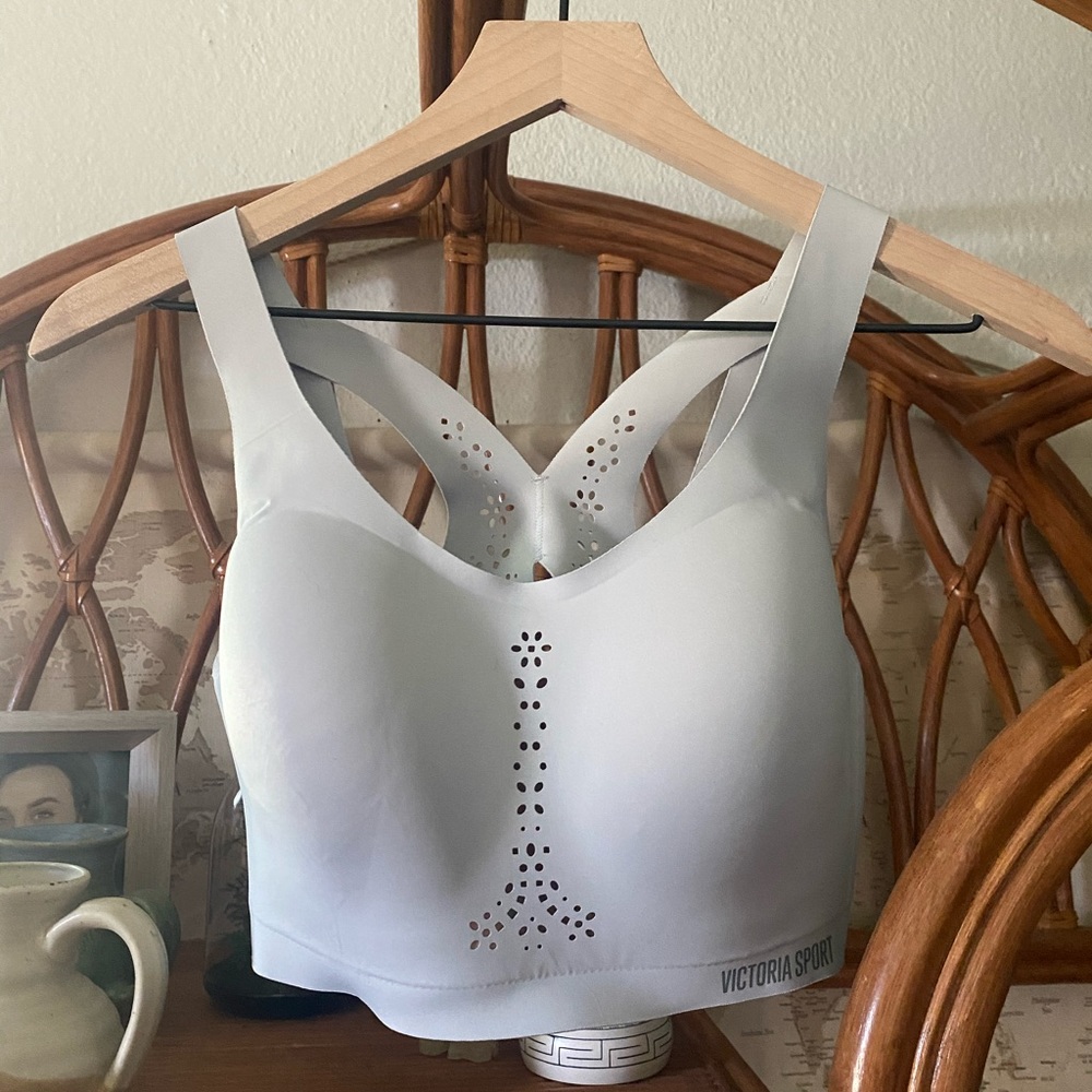 2 Victoria’s Secret workout bras 34D
